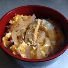 รูปของ 玉ねぎと油揚げの卵とじ丼