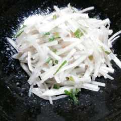 รูปของ 簡単さっぱり☆梅ドレ大根サラダ♪