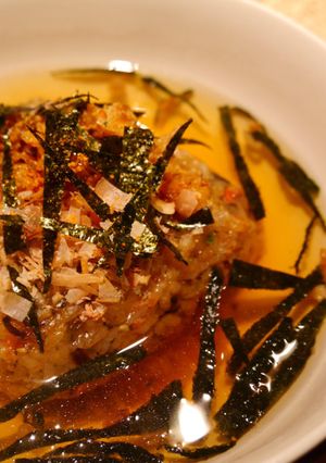 うどんスープで♪焼きおにぎりのだし茶漬け-レシピのメイン写真