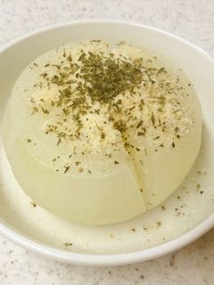 超簡単♪新玉ねぎのレンチン粉チーズがけ-レシピのメイン写真