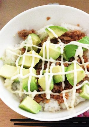 のせるだけ☆アボカド鶏そぼろ丼♪-レシピのメイン写真
