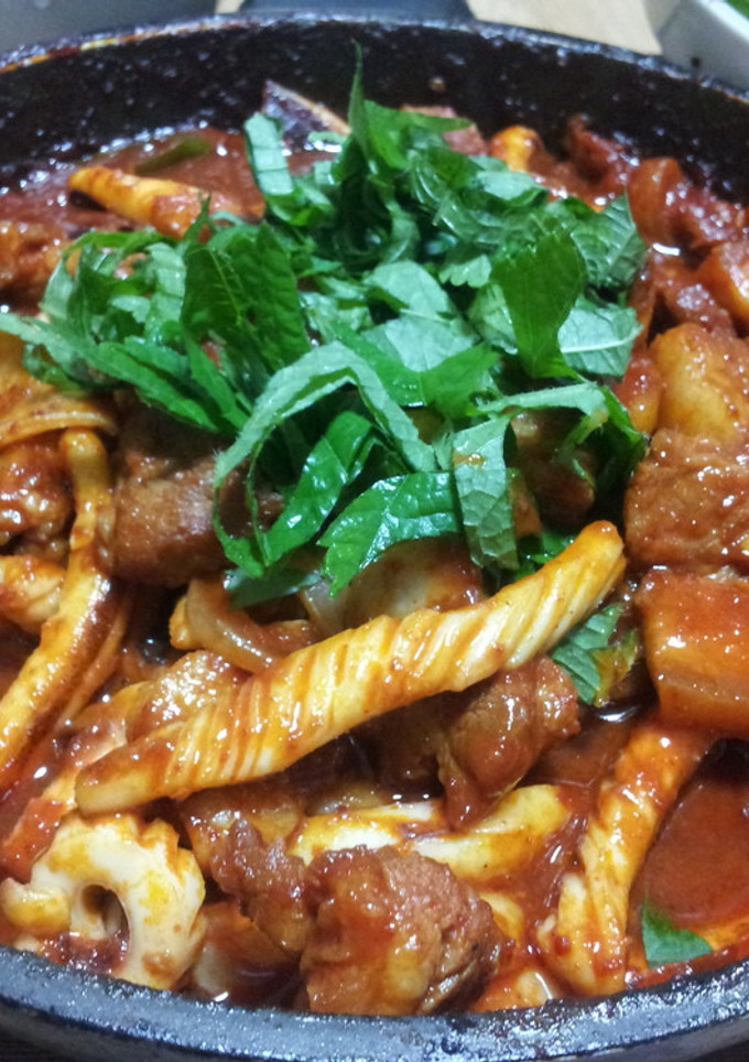 韓国料理・豚とイカの甘辛炒め-レシピのメイン写真