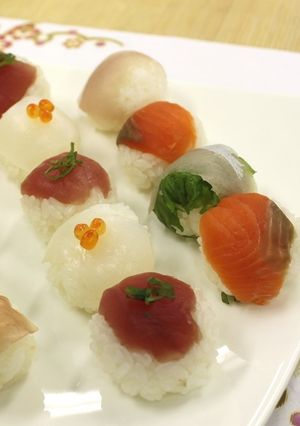 ラップで簡単かわいい♪手まり寿司-レシピのメイン写真