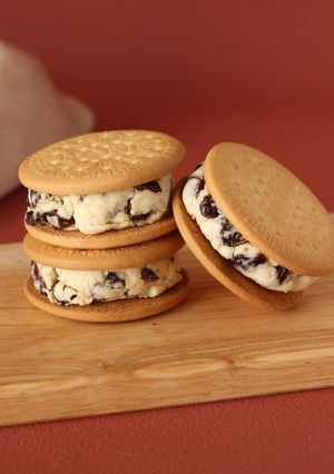 市販クッキーで簡単！ご褒美レーズンサンド-レシピのメイン写真