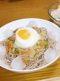 ネギたく納豆かけ蕎麦（温玉のせ）。