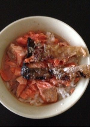 夏の朝食 カリカリ皮のせ冷たい鮭茶漬け-レシピのメイン写真