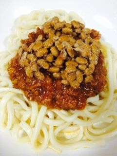乗っけて簡単ピリ辛ミートソース納豆うどん-レシピのメイン写真