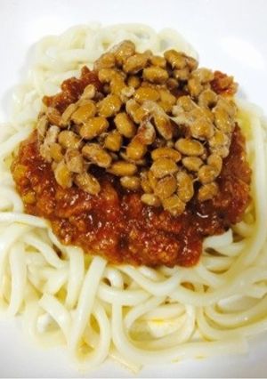 乗っけて簡単ピリ辛ミートソース納豆うどん-レシピのメイン写真
