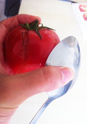 スプーンだけでトマトの皮むき！-レシピのメイン写真