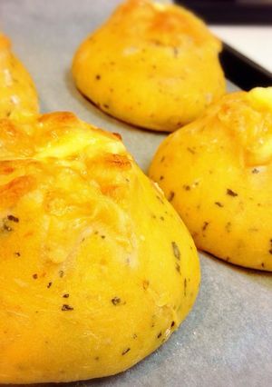生トマトで‼︎チーズinトマトバジルパン-レシピのメイン写真