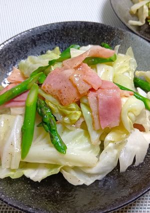 柔らか春キャベツとベーコンアスパラ炒め-レシピのメイン写真
