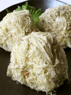 ぬれせんべいで味付け!とろろ昆布おむすび-レシピのメイン写真