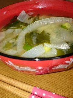 玉ねぎとわかめのお味噌汁☆-レシピのメイン写真