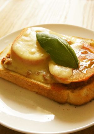 ミートソースのせチーズトースト-レシピのメイン写真