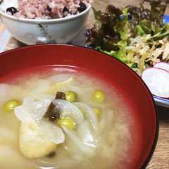 รูปของ グリーンピースと新玉葱の春らしいお味噌汁