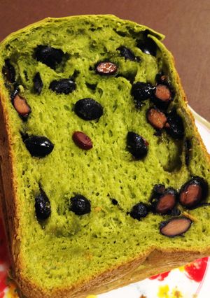 ふんわりもっちり♪ 黒豆抹茶パン-レシピのメイン写真