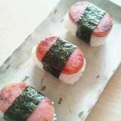 รูปของ 魚肉ハムでなんちゃってスパムおにぎり
