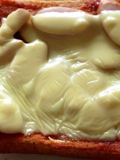 チーズでフタ!食べやすいピザ風トースト-レシピのメイン写真