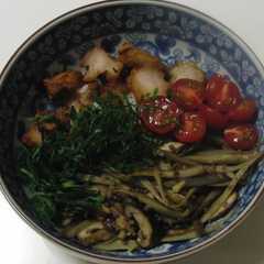 รูปของ 鶏唐揚げと牛蒡・牛そぼろ丼
