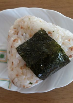 そぼろinメンチ!? おにぎり-レシピのメイン写真