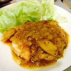 รูปของ 鶏胸肉のキウイ＆カレーソース焼き