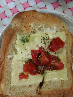 黒糖パンのトマトチーズトースト-レシピのメイン写真