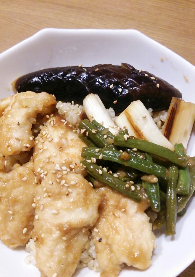 夏野菜とむね肉丼♪あっさり胡麻ぽんで-レシピのメイン写真