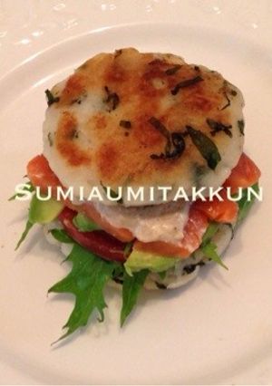 3食うどんで アボカドサーモンバーガー♪-レシピのメイン写真
