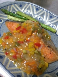 野菜たっぷりソースで サーモンムニエル-レシピのメイン写真