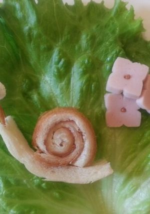 パン耳でカタツムリ♪キャラ弁♪お惣菜パン-レシピのメイン写真