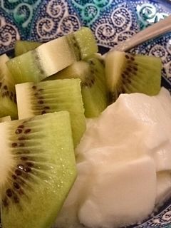 ヨーグルトにはキウイ♪-レシピのメイン写真