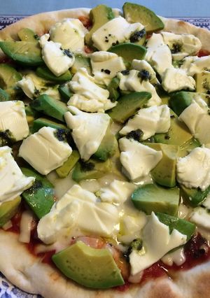市販ピザにアボカドとチーズをトッピング-レシピのメイン写真