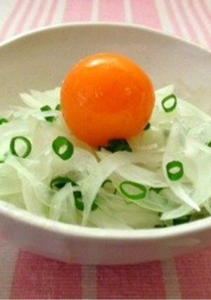 オニオンスライスに冷凍卵黄-レシピのメイン写真