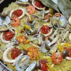 รูปของ フライパンで作るたっぷり魚介のパエリア