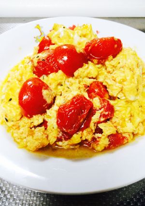 スクランブルエッグとトマトのバシル炒め-レシピのメイン写真