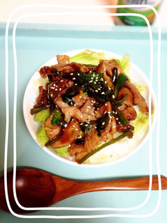 レタス乗せ♪生姜焼き丼-レシピのメイン写真