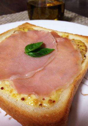 お店の味☆食パンで生ハムピザ風-レシピのメイン写真