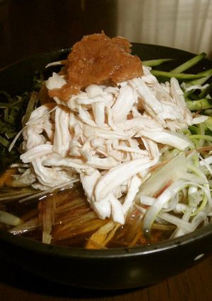 夏なのでさっぱり！鳥と梅の冷やしそば-レシピのメイン写真