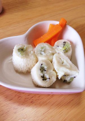 離乳食後期 ロールパン(キウイ)-レシピのメイン写真