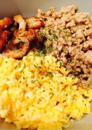 簡単٭¨̮♫ カレー風味のそぼろ丼❤︎-レシピのメイン写真