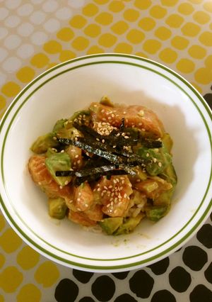 サーモンとアボカドの丼-レシピのメイン写真