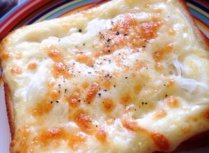 簡単惣菜パン！玉ねぎマヨチーズトースト-レシピのメイン写真