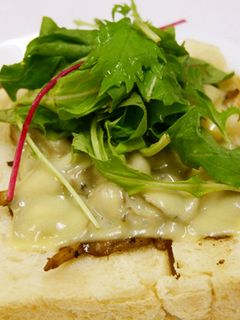 マイタケとベビーリーフのチーズトースト♪-レシピのメイン写真
