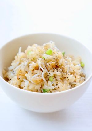 ごま油香る【しらすの中華風炊き込みご飯】-レシピのメイン写真