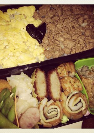 パパのお弁当①そぼろごはんとちくわチーズ-レシピのメイン写真