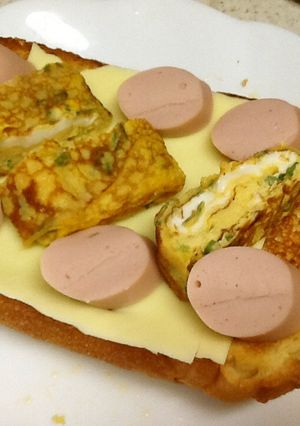 お弁当のおかずをのせたトースト-レシピのメイン写真