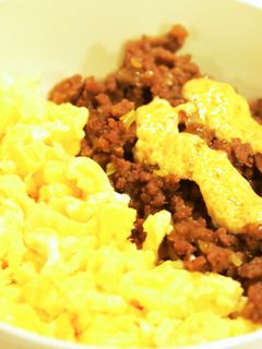 卵そぼろの2色丼&ラー油ガーリックマヨ-レシピのメイン写真