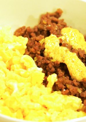 卵そぼろの2色丼&ラー油ガーリックマヨ-レシピのメイン写真