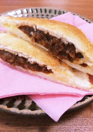 カレーリメイク夜食★簡単！焼きカレーパン-レシピのメイン写真