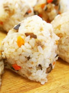 残り野菜でおいしい 混ぜご飯おにぎり-レシピのメイン写真